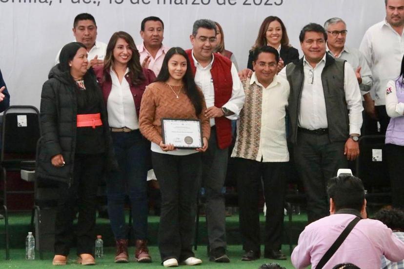 Céspedes entrega apoyos para el campo a huejotzingas 