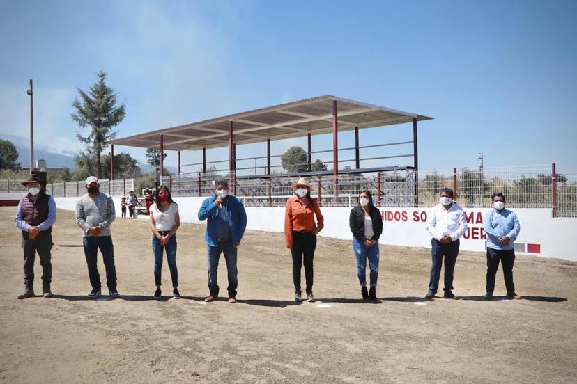 Angélica Alvarado inaugura cancha de futbol en Tianguistenco