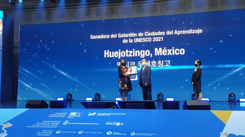 Alvarado recibe galardón de la Unesco por estrategias educativas en Huejotzingo