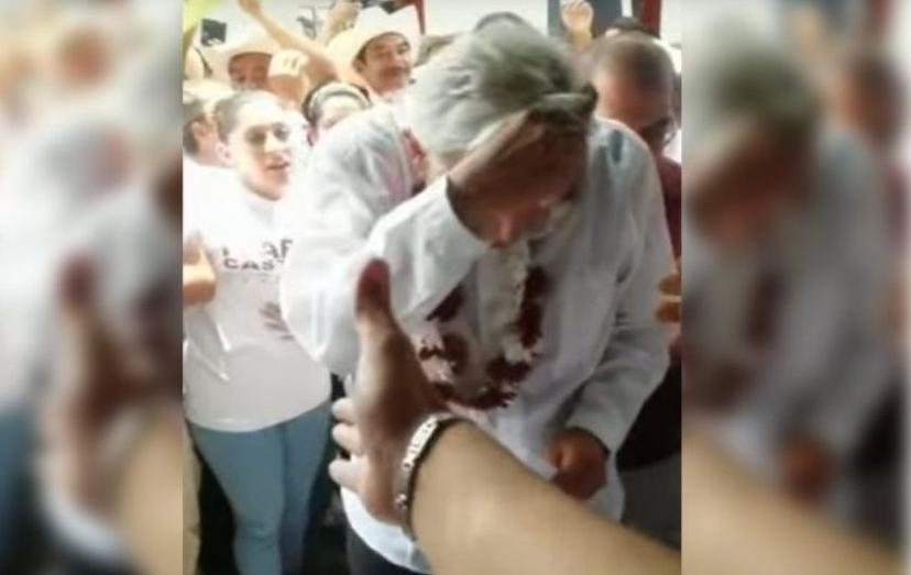 VIDEO Abrazos no huevazos, así recibieron a AMLO