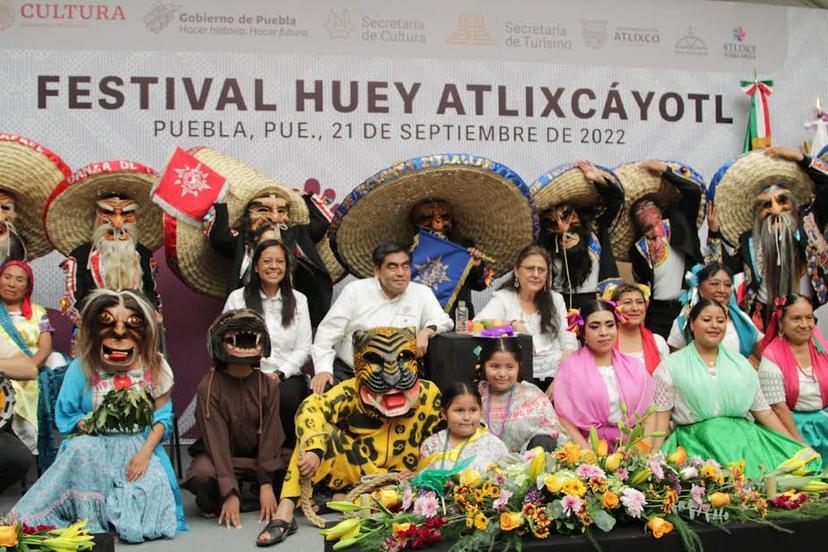 Ayala invita a Barbosa al Festival Huey Atlixcáyotl