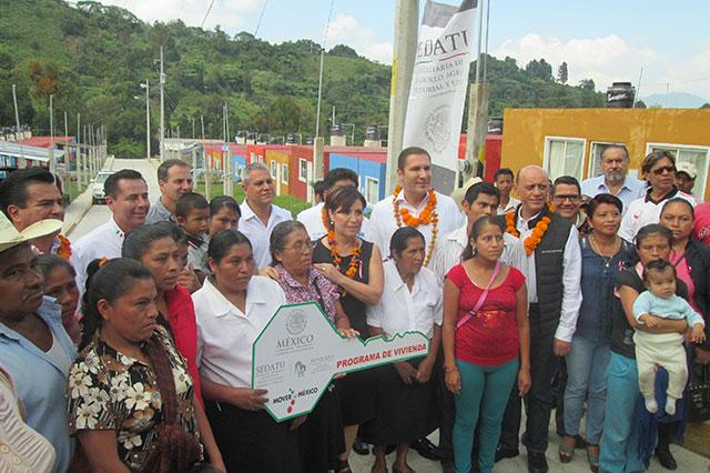 Acusan que Rosario Robles inauguró casas de mala calidad