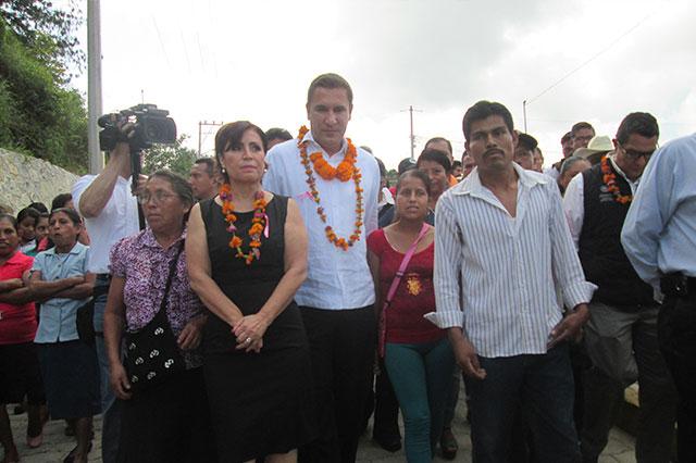 Acusan que Rosario Robles inauguró casas de mala calidad