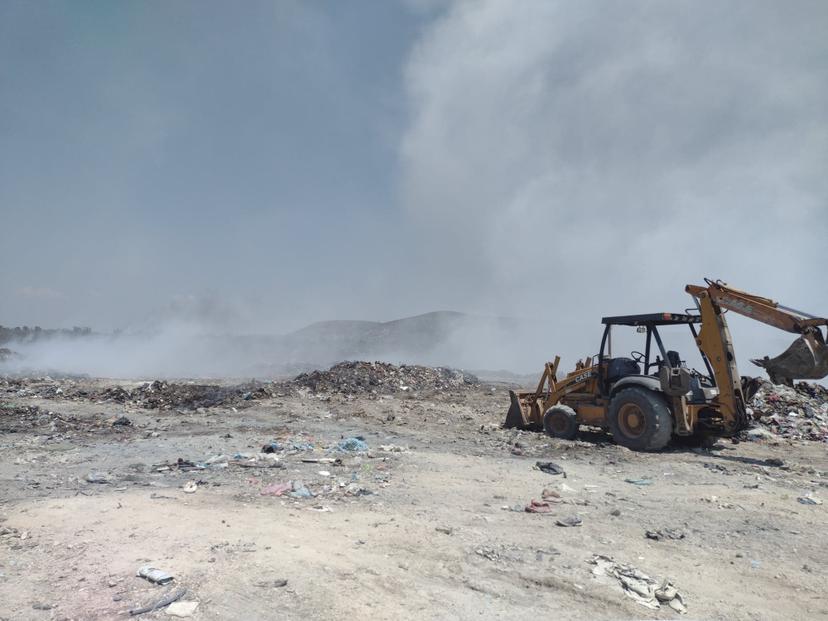 Alertan por contaminación ante incendio del relleno sanitario en Tehuacán  