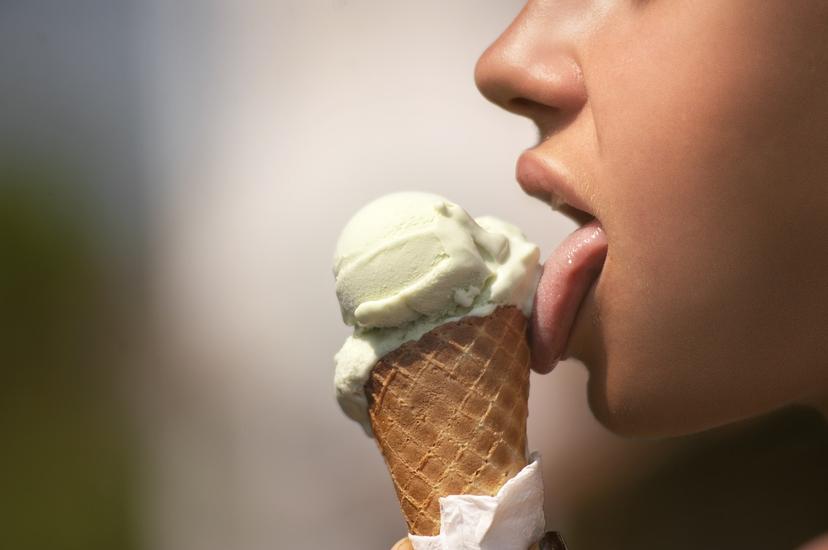 VIDEO Mujer se come enorme helado de un mordisco