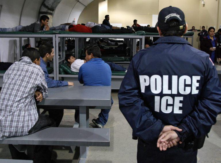 ICE libera a migrantes por sobrepoblación en centros de detención