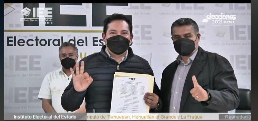 Alberto Roa recibe constancia de mayoría como edil de Tlahuapan