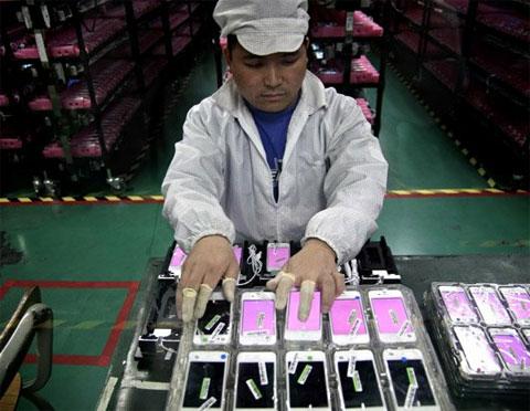 Por brote de covid en China cierran fábrica más grande del mundo de iPhone