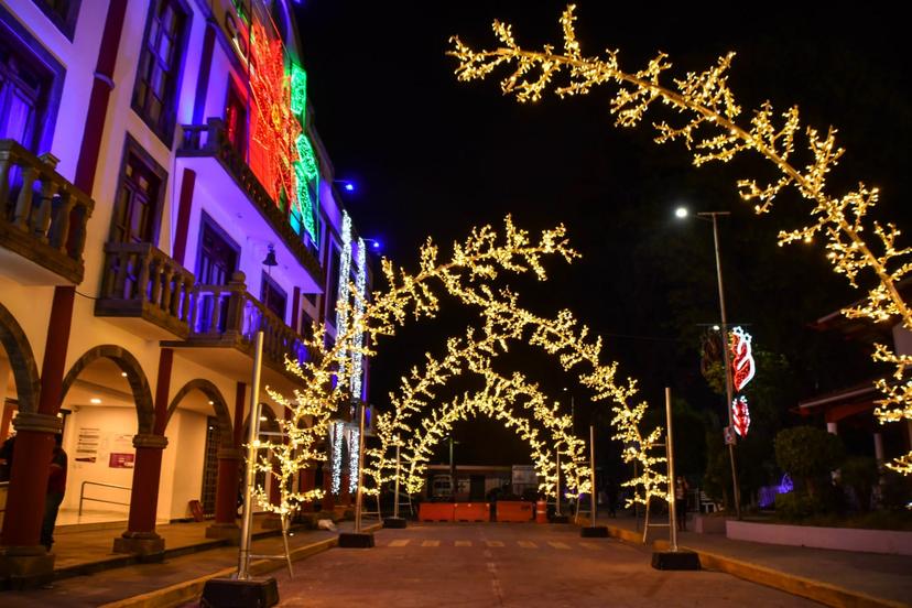 Llega la navidad a Coronango con el encendido del árbol