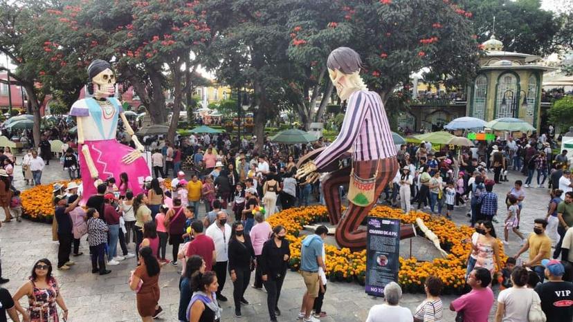 Visitantes desbordan el valle de Catrinas en Atlixco