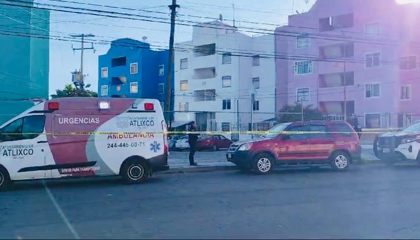 En Atlixco muere en vía pública conductor de camioneta privada