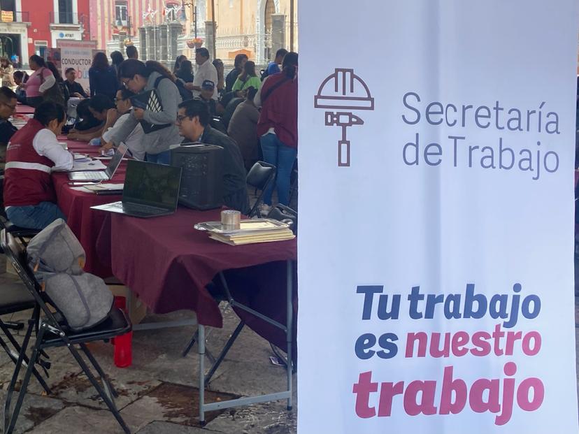 Cientos de habitantes de Atlixco buscan empleo en feria estatal