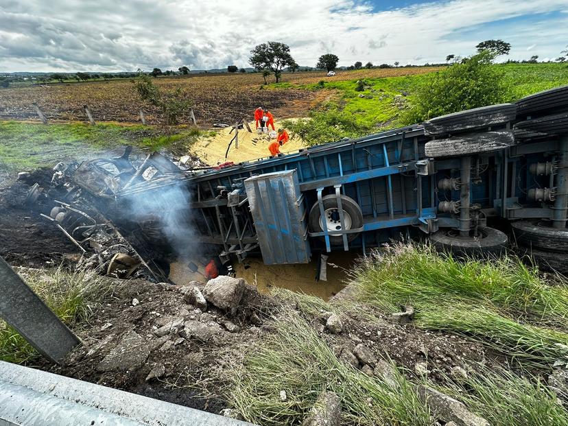 Tráiler se voltea y se calcina en la autopista Siglo XXI