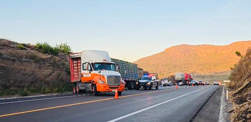 Chofer de camioneta se queda dormido y choca con tráiler en la Siglo XXI