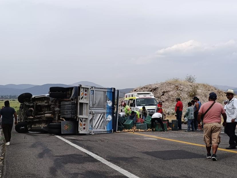 Se vuelca camioneta en libramiento de Tepeojuma a Izúcar