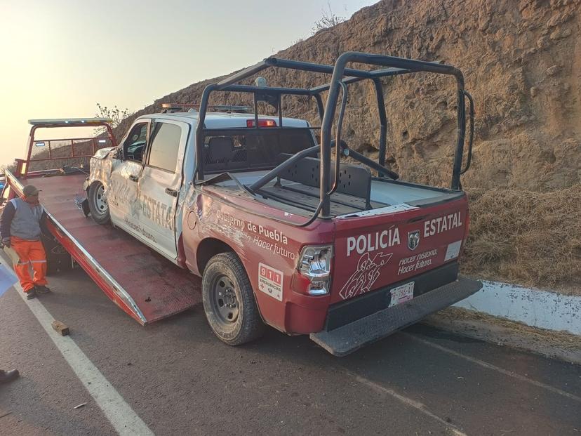 Trailero impacta patrulla en la vía Atlixcáyotl y huye