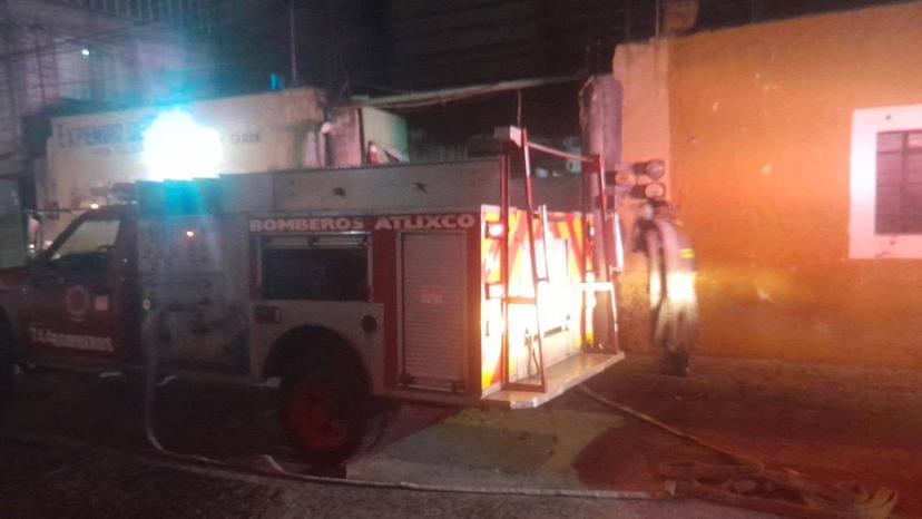 Atiende bomberos de Atlixco incendio provocado por menores en colonia Ahuehuete