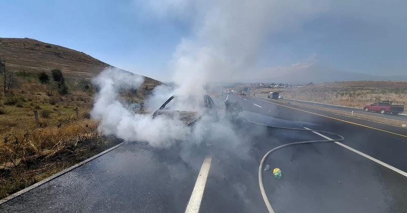 Camioneta terminada incendiada por carbón caliente en Atlixco