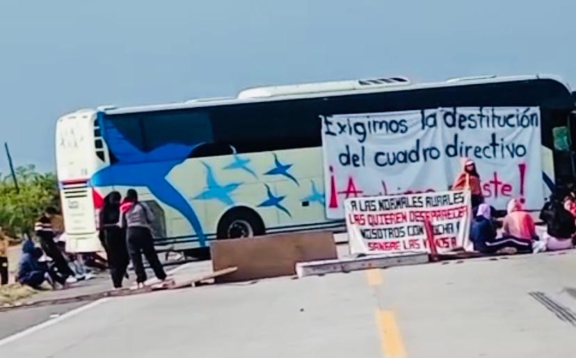 Bloquean autopista Siglo XXI estudiantes de la Normal de Amilcingo