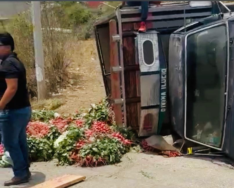 Camioneta cargada con rábanos se vuelca entre Santa Isabel Cholula y Tecuanipan