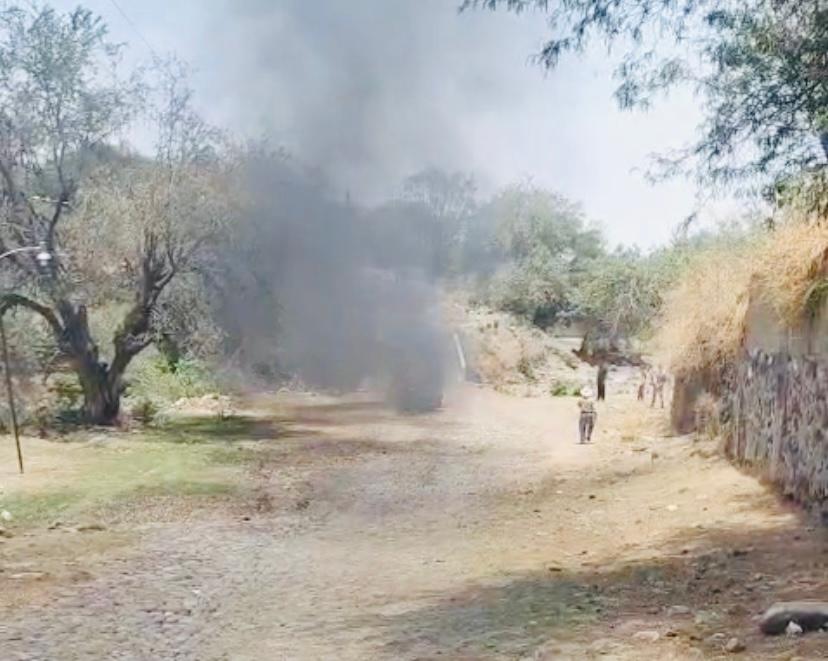 Se incendia combi por circuito corto en el Puente del Matadero en Huaquechula
