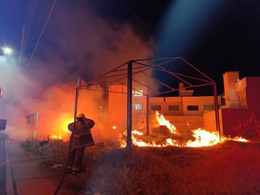 Controlan aparatoso incendio de pastizales en la colonia de Atlixco