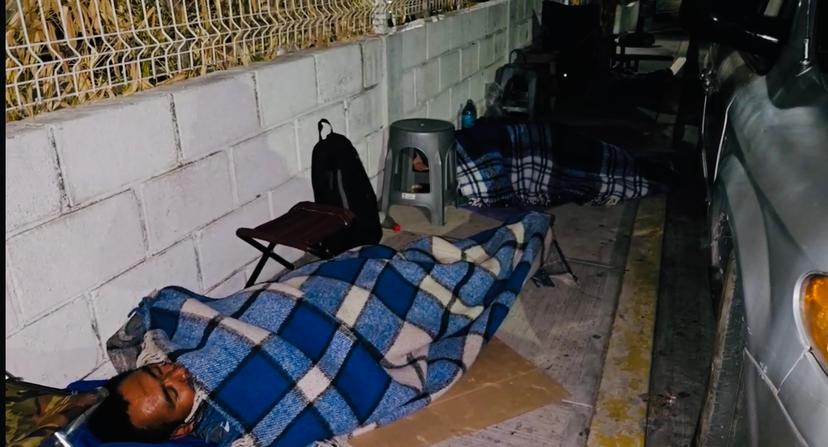 Duermen afuera del CIS de Atlixco para aspirar a ser atendidos