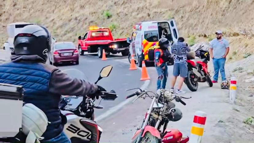 Motociclista se fractura brazo en peligrosa curva del diablo en Atlixco