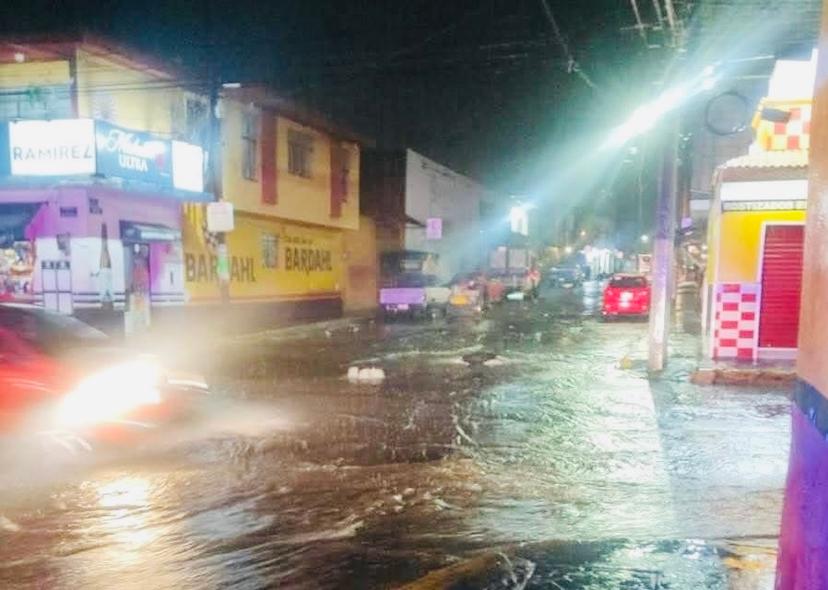 Fuertes lluvias en Atlixco arrastran vehículo en zona céntrica
