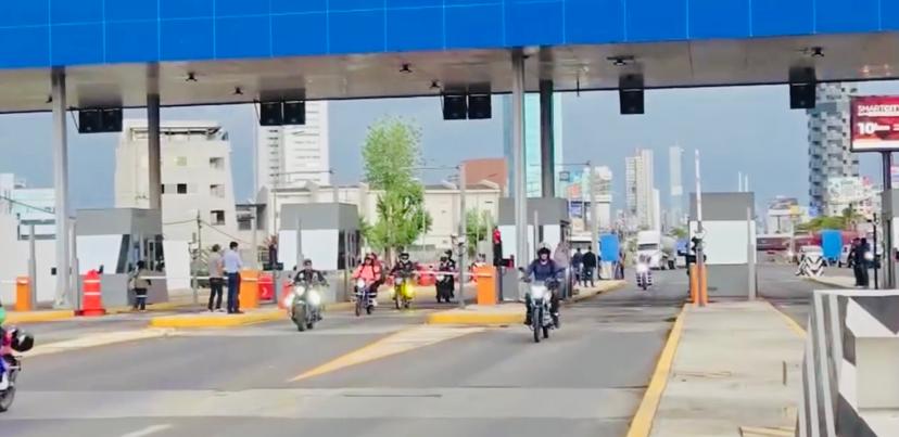 Motociclistas protestan en la caseta Atlixcáyotl contra la ley Chaleco