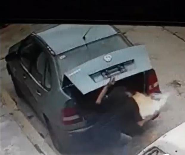 En 10 segundo abren cajuela de auto y roban dinero en Atlixco