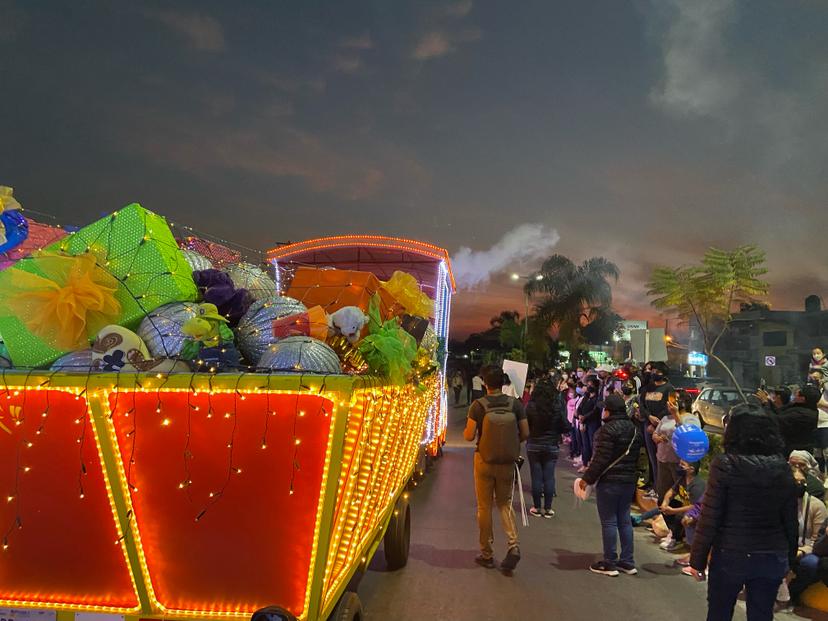 Luz, magia y alegría en calles de Atlixco por desfile de Reyes