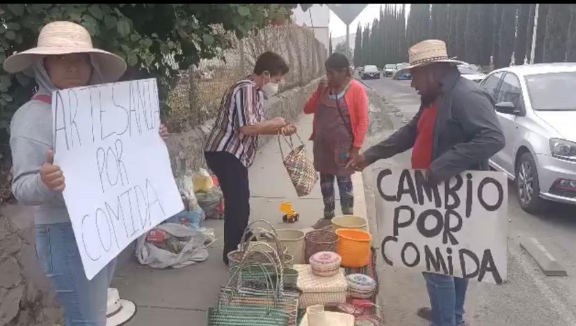 Artesanos de Oaxaca cambian artesanías por comida en Atlixco