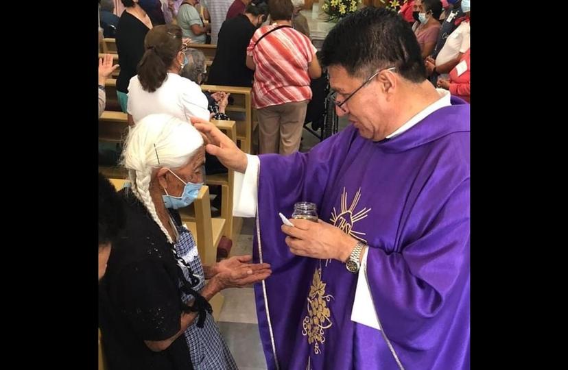 Abuelitos enfermos acuden a la Misa de Unción en Atlixco