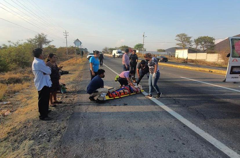 Choque entre moto y particular deja tres heridos en la Atlixco-Izúcar