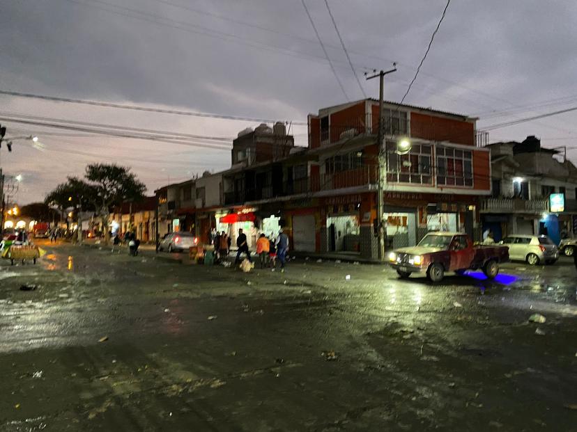 Tianguistas resisten bajo la lluvia e incumplen horario en Atlixco