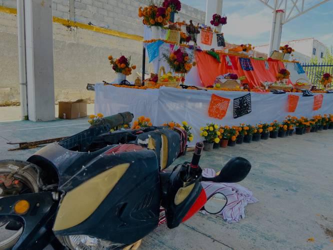 Prepa de Atlixco coloca ofrenda en memoria de accidentados en moto y bicicleta 