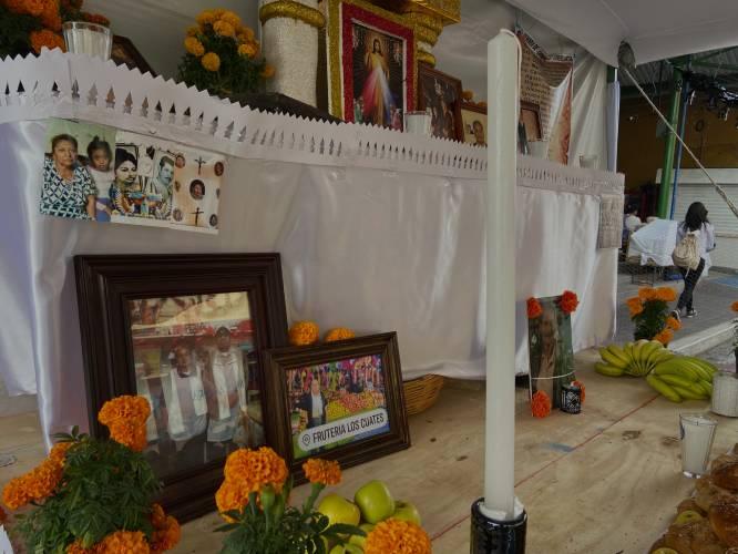 Comerciantes del mercado Juárez de Atlixco colocan ofrenda a sus familiares y amigos