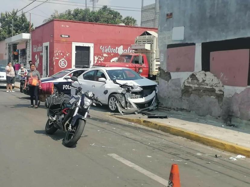 Carambola de autos destruye esquina de casa en Atlixco