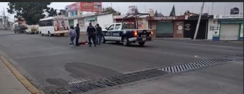 Encuentran a sujeto tirado en bulevar de Atlixco