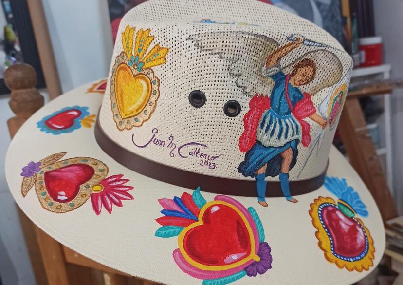 Los sombreros, la otra marca del muralista de Atlixco