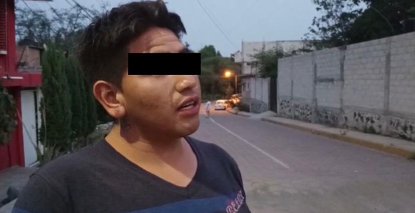 Alertan por joven armado y aparentemente drogado en Atlixco