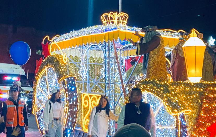 Asisten 15 mil personas al desfile de Reyes en Atlixco