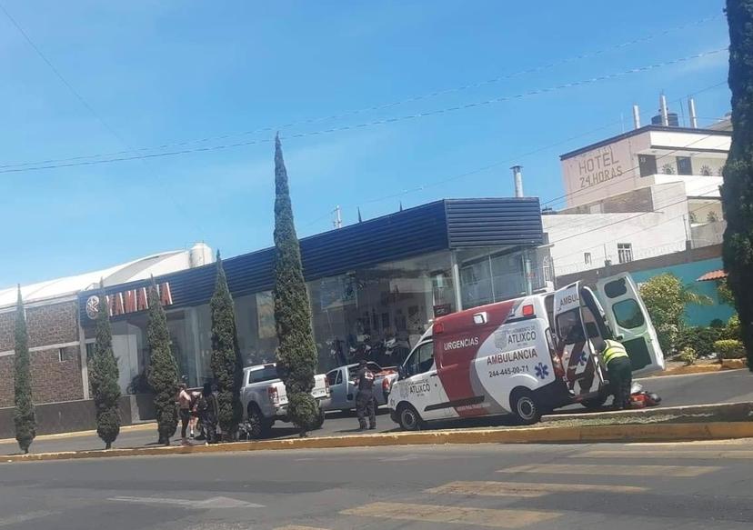 Camioneta embiste a motociclista en Atlixco