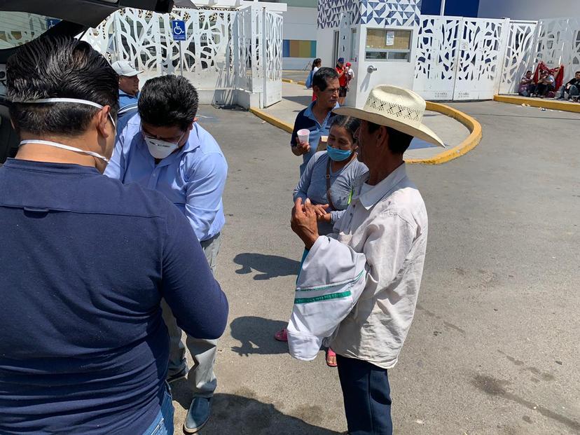 Poblanos comparten comida con familia de hospitalizados en Atlixco