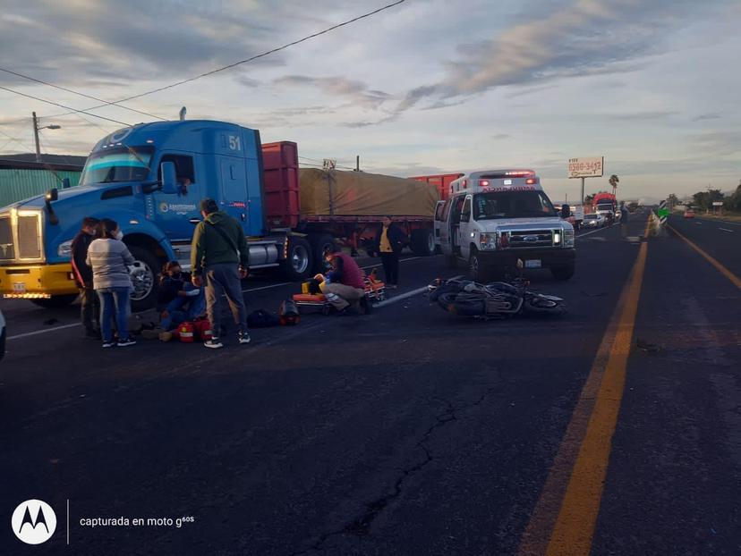 Chocan dos motociclistas de frente en la vía Atlixco- Izúcar