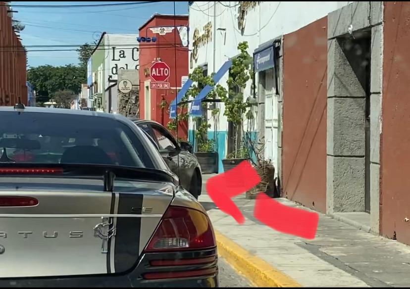 Gandalla: conductor rebasa por la banqueta en Atlixco