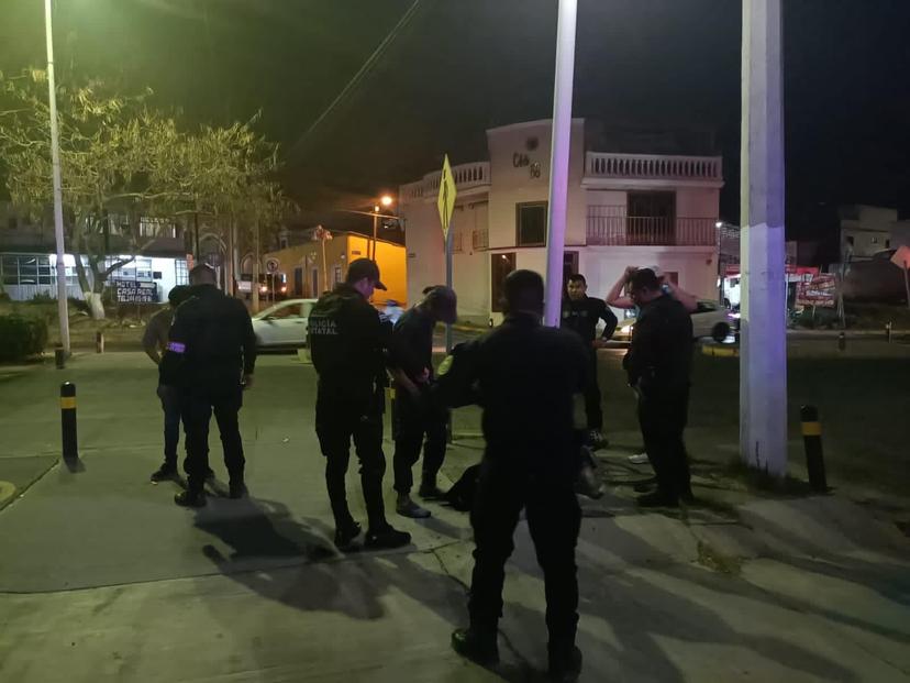 A golpes terminaron chofer de combi y repartidor de pizzas en Atlixco