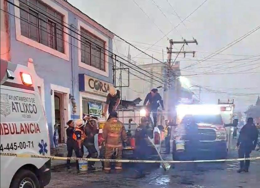 Bomberos se quedan sin agua durante incendio y vecinos salen al rescate en Atlixco