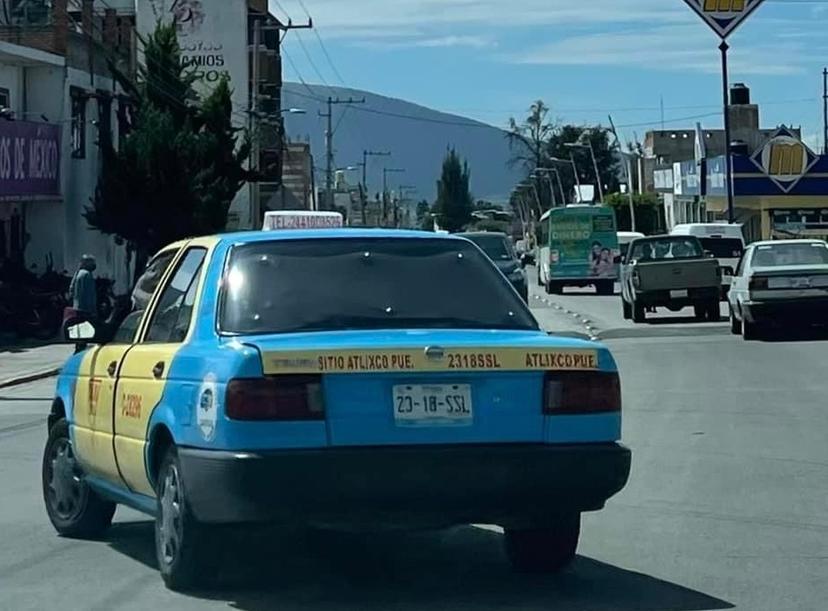 Falsos pasajeros asaltan y engañan a taxistas en Atlixco